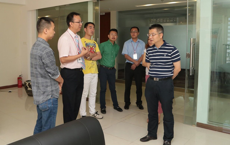 重慶市渝北區(qū)人民政府相關(guān)領(lǐng)導(dǎo)蒞臨云南天度集團(tuán)考察，雙方將于近日簽訂投資合同，天度集團(tuán)將在重慶投資設(shè)立控股子公司-重慶天度網(wǎng)絡(luò)信息技術(shù)有限公司，并建立200人規(guī)模的專業(yè)技術(shù)研發(fā)基地，此后將大大增強(qiáng)天度技術(shù)研發(fā)實(shí)力和公司綜合優(yōu)勢