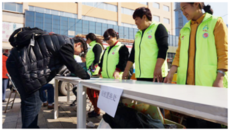 活動以&ldquo;做好事做善事做志愿者&rdquo;為主題，倡導(dǎo)節(jié)能減排、低碳出行、綠色出行的生活方式，鼓勵市民低碳出行。同時，在云紡的活動現(xiàn)場，昆明市青基會帶來了&ldquo;一家衣等于愛&rdquo;衣服回收箱，市民將廢舊的衣服投放到箱內(nèi)，志愿者送上一盆綠色植物或者一本圖書。