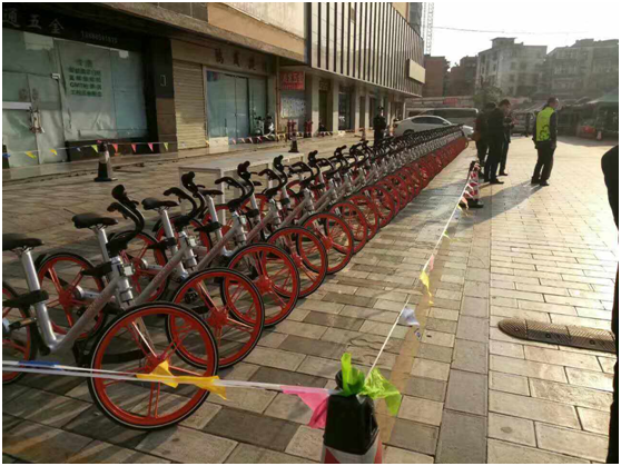 上午11點(diǎn)，云南天度投資集團(tuán)有限公司、云紡商業(yè)區(qū)、昆明悅動文化傳播有限公司、云南北瑞兔司機(jī)新能源汽車科技有限公司、moblke摩拜單車許多商戶踴躍參加，由150余名志愿者組成的隊伍開始了浩浩蕩蕩的4公里公益徒步，目的是鼓勵大家使用零污染的交通工具，降低自然資源的耗損，同時也是為了讓市民能夠熟知這樣的出行方式，倡導(dǎo)綠色出行。