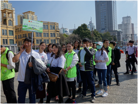 雷鋒精神，人人可學(xué);奉獻(xiàn)愛心，處處可為。積小善為大善，善莫大焉。當(dāng)有人需要幫助時，大家搭把手、出份力，社會將變得更加美好。